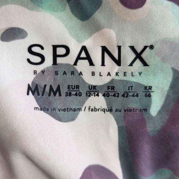 Spanx Booty Boost Active Athletic Crop Printed Camo Blue Pink Multi Medium - Picture 11 of 13